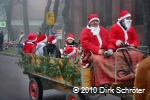 Der Umzug der Weihnachtsmänner am 24. Dezember 2007 in Horstdorf