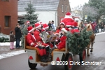 Umzug der Weihnachtsmänner 2009 in Horstdorf - Frau Räder mit ihren fröhlichen Musikschulkindern