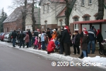 Umzug der Weihnachtsmänner 2009 in Horstdorf - Alle Jahre wieder herscht großes Interesse am Weihnachtsumzug