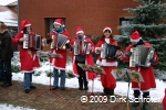 Umzug der Weihnachtsmänner 2009 in Horstdorf - Die Akkordeonspieler um Heike Räder sorgten für die musikalische Umrahmung