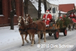 Der Umzug der Weihnachtsmänner 2010 - Ankunft an der Kirche in Horstdorf