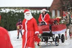 Der Umzug der Weihnachtsmänner 2010 - Der Weihnachtsmann geht zu Fuß in Horstdorf