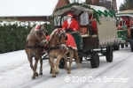 Der Umzug der Weihnachtsmänner 2010 - Mit einem Planwagen war auch für schlechtes Wetter vorgesorgt