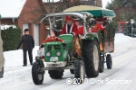 Der Umzug der Weihnachtsmänner 2010 - Auch ein historischer Traktor vom Typ Deutz kam zu Einsatz