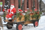 Der Umzug der Weihnachtsmänner 2010 - Ankunft der "Fröhlichen Musikanten" an der Kirche in Horstdorf