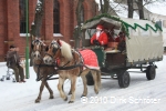 Der Umzug der Weihnachtsmänner 2010 - Ankunft an der Kirche in Horstdorf