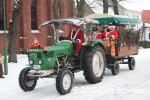 Der Umzug der Weihnachtsmänner 2010 - Ankunft an der Kirche in Horstdorf