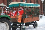 Der Umzug der Weihnachtsmänner 2010 - Ankunft an der Kirche in Horstdorf