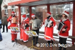 Der Umzug der Weihnachtsmänner 2010 - Auch in 2010 sorgte Frau Räder mit ihren Mitstreitern für weihnachtliche Lieder 