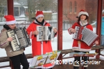 Der Umzug der Weihnachtsmänner 2010 - Es erklangen bekannte Weihnachtslieder und viele sangen mit