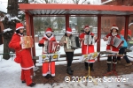 Der Umzug der Weihnachtsmänner 2010 - Frau Räder und Kinder ihrer Musikschule