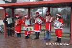 Der Umzug der Weihnachtsmänner 2011 - Die Musikschule Fröhlich sorgte unter der Leitung von Heike Räder für die musikalische Umrahmung