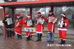 Der Umzug der Weihnachtsmänner 2011 - Die Musikschule Fröhlich sorgte unter der Leitung von Heike Räder für die musikalische Umrahmung