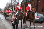 Der Umzug der Weihnachtsmänner am 24. Dezember 2012 in Horstdorf.