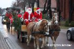 Der Umzug der Weihnachtsmänner am 24. Dezember 2012 in Horstdorf.