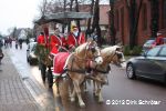 Der Umzug der Weihnachtsmänner am 24. Dezember 2012 in Horstdorf.