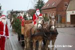 Der Umzug der Weihnachtsmänner am 24. Dezember 2012 in Horstdorf.