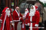 Der Umzug der Weihnachtsmänner am 24. Dezember 2012 in Horstdorf.