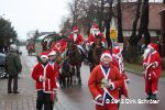 Der Umzug der Weihnachtsmänner am 24. Dezember 2012 in Horstdorf.