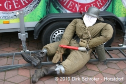 Puppe mit historischer Feuerwehruniform der Freiwilligen Feuerwehr Kakau