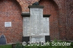 Das Denkmal für die Gefallenen der beiden Weltkriege auf dem Friedhof in Pötnitz