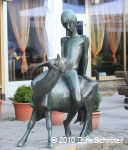 Die Bronzeplatik "Ziegenreiterin" vom Dessauer Bildhauer Martin Hadelich im Stadtpark Dessau