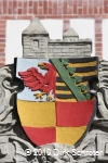 Das Dessauer Stadtwappen von 1907 im Innenhof der Stadtschwimmhalle in Dessau