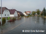 Hochwasser im August 2002 in Horstdorf - Das Neubaugebiet an der Molkerei mit Blick über die überflutete Lindenstraße