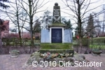 Das sehr gut erhaltene und gepflegte Kriegerdenkmal befindet sich direkt neben der Kirche in Horstdorf.