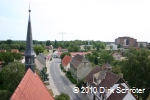 Blick von der evangelischen Kirche in Vockerode über den Dorplatz zum Kraftwerk Vockerode